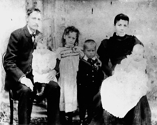 John & Jessie Brown and Family- c1898