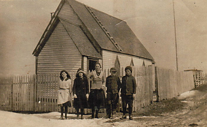 COE Church and Simmonds-Taylor Children - 1917