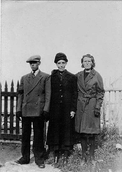 Eliza, Minnie & Leonard Mews