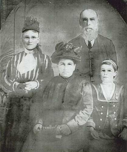 Mary Jane & Ambrose Pike, with daughters