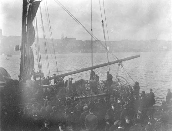 Unloading seal Pelts - c1909