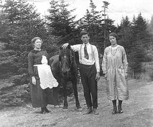 Henry Tucker, Mother & his sister Reese 