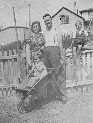 Lizzie & Harold Dawe with Margret & Winston Lynch